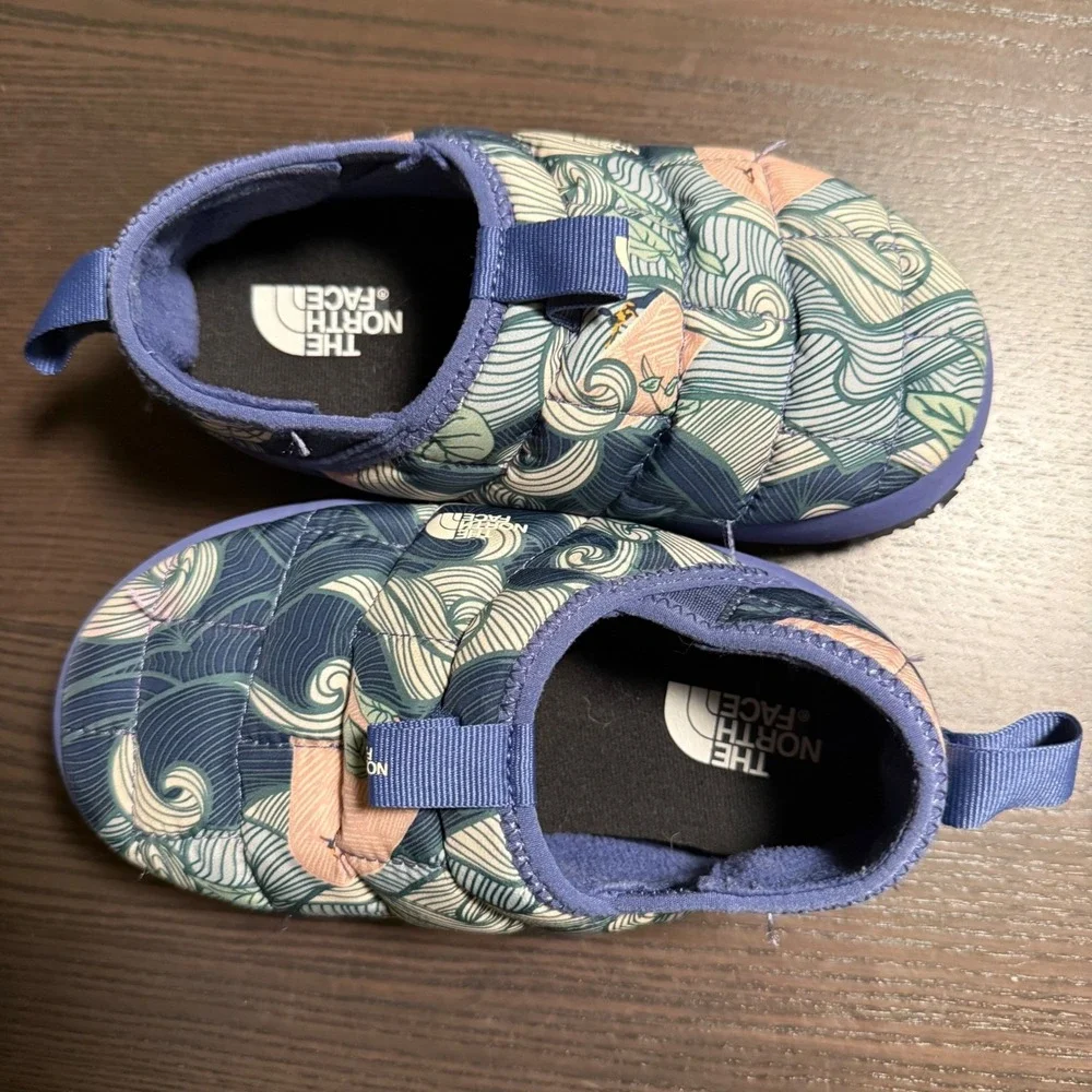 The North Face ThermoBall Traction II Kids 13 Blue Wave Print Insulated Slippers